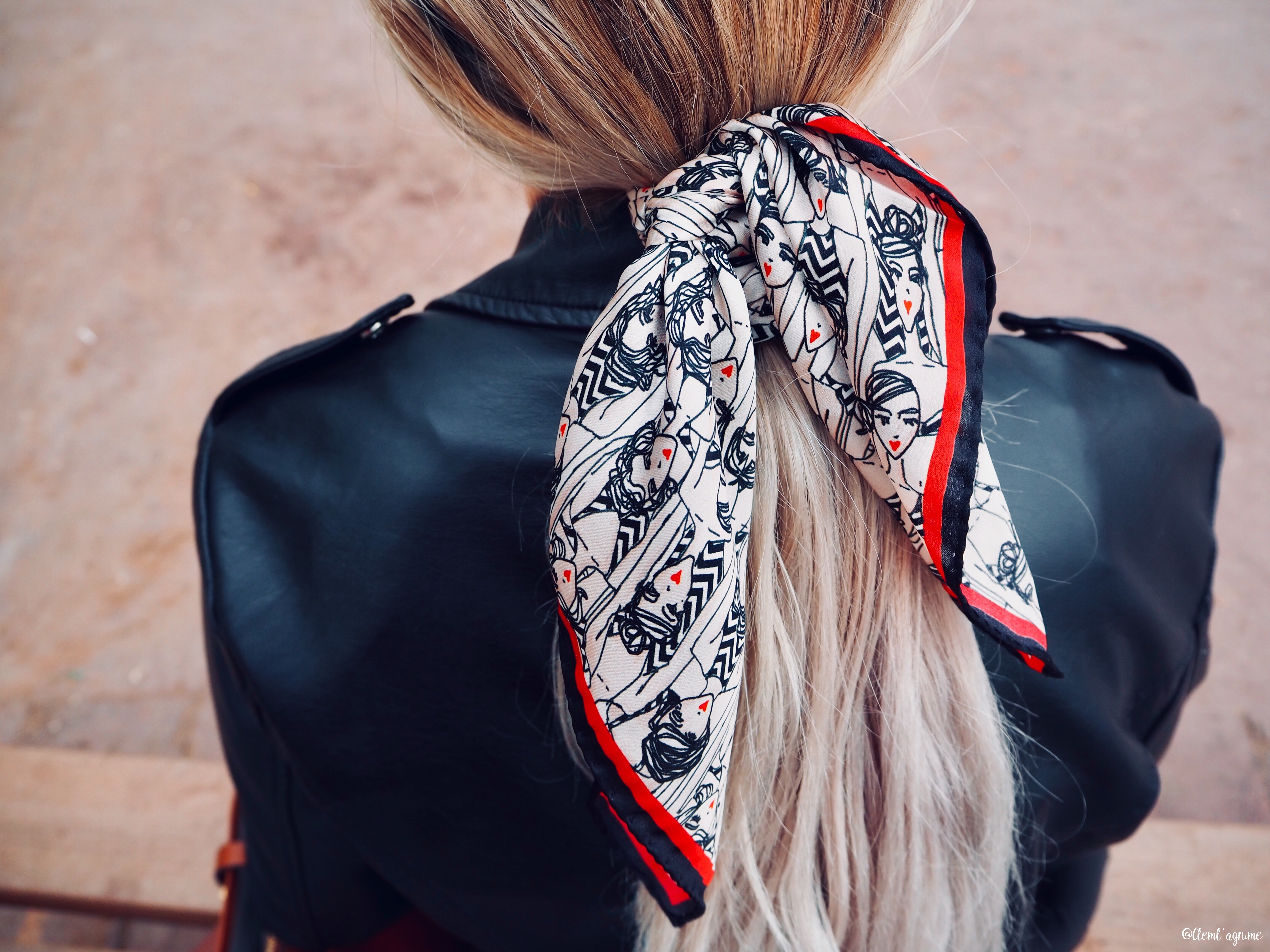 Comment mettre un foulard dans les cheveux ?